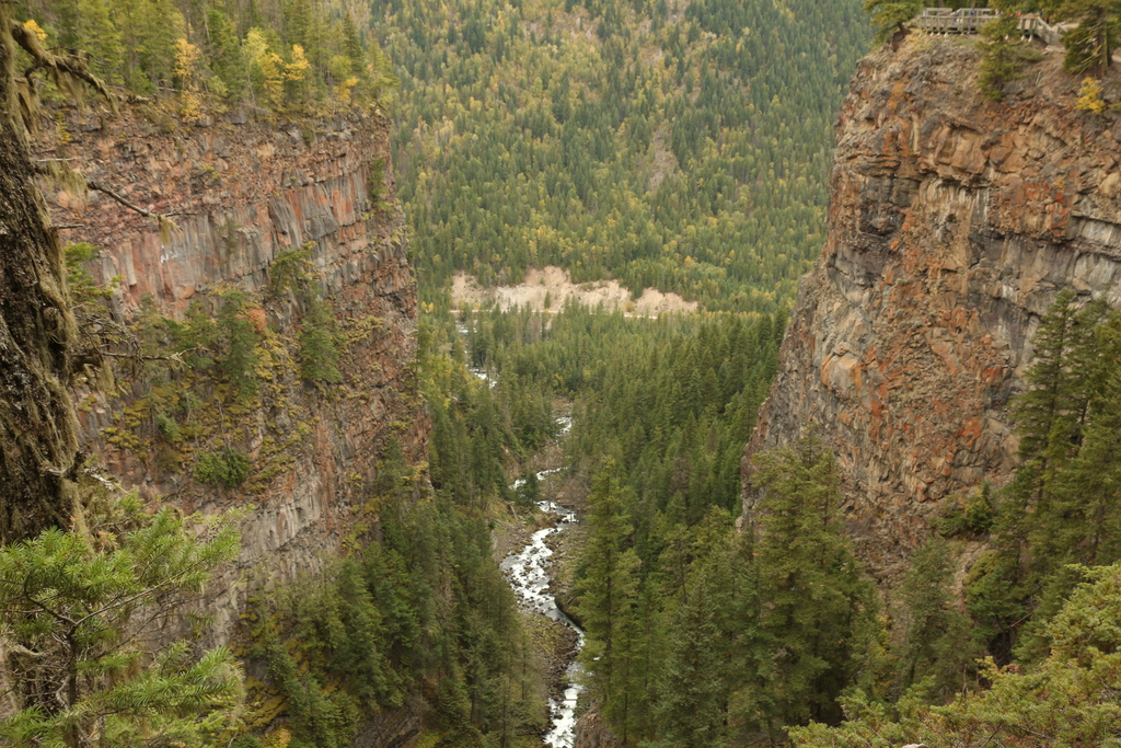 Der Spahat Canyon mit Aussichtsplattform rechts