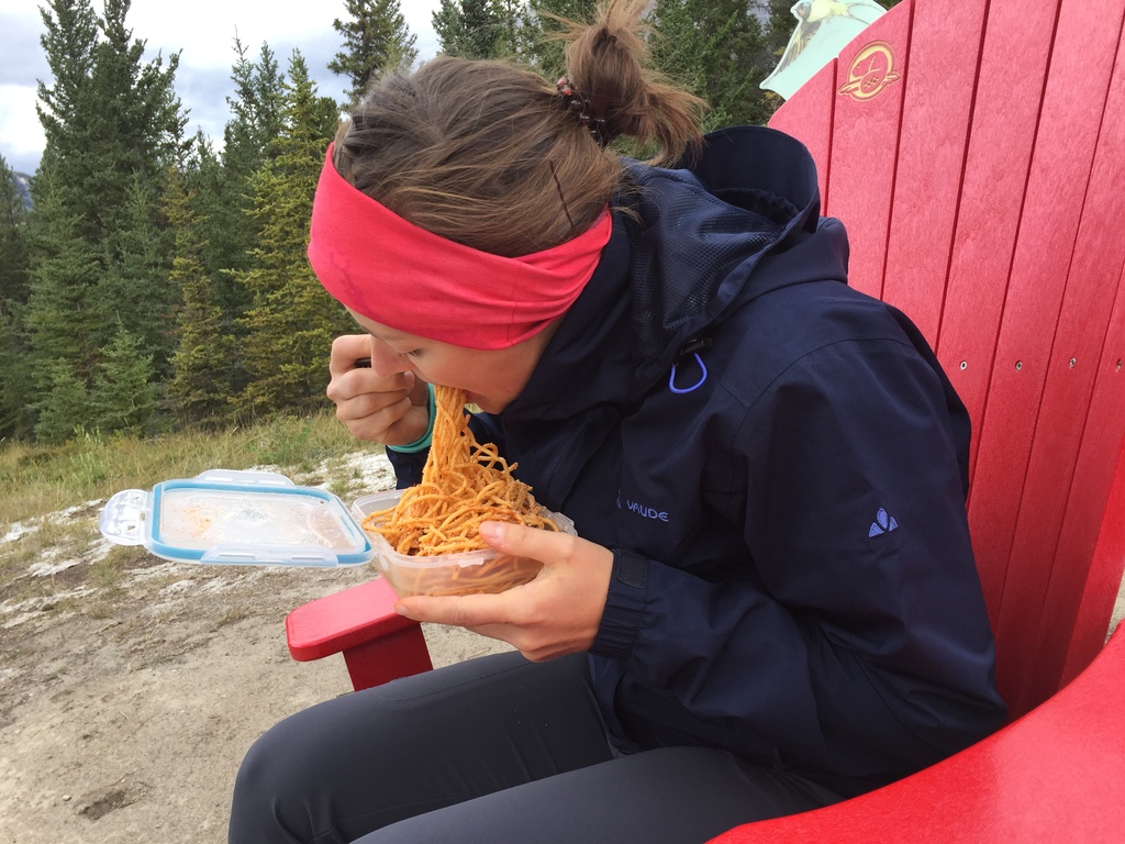 Spaghetti essen mit dem Taschenmesser