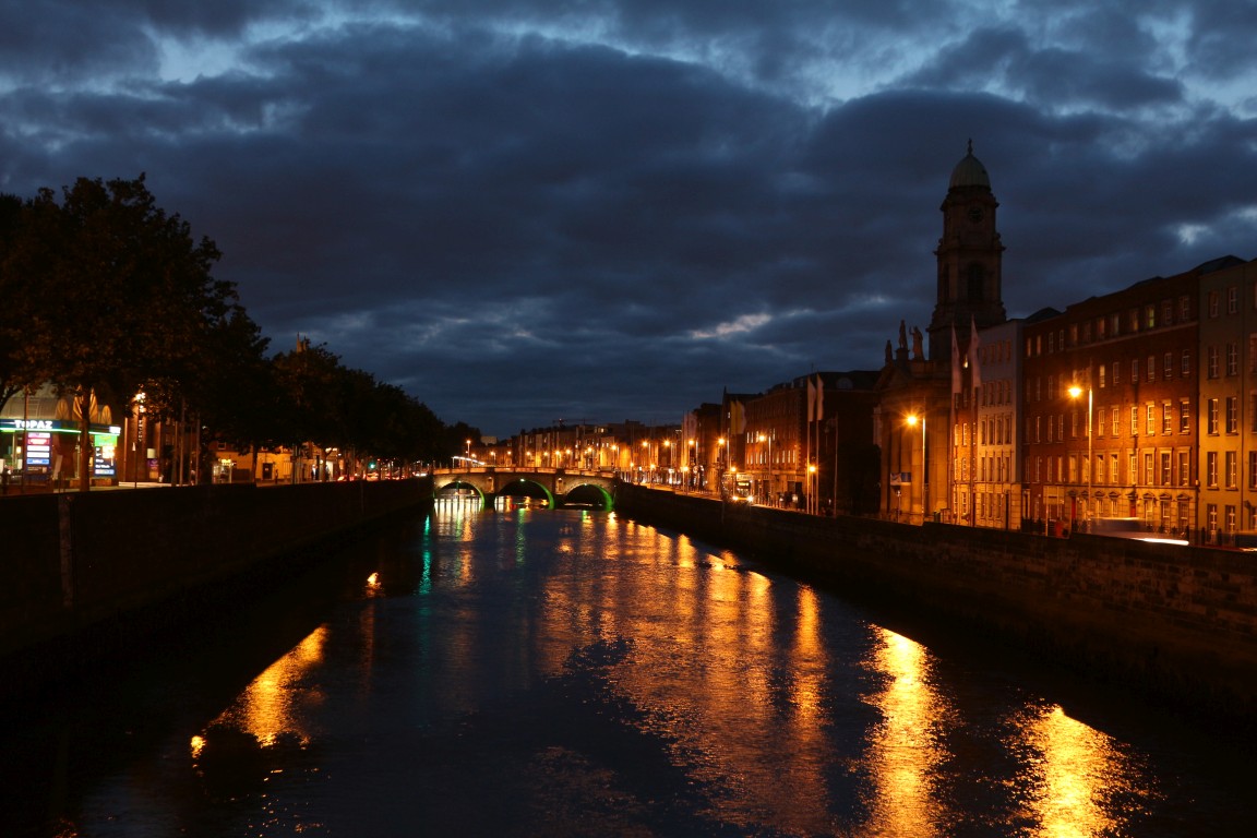 Der Fluss Liffey in Dublin bei Nacht