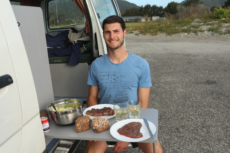 Geburtstagskind mit Festmahl