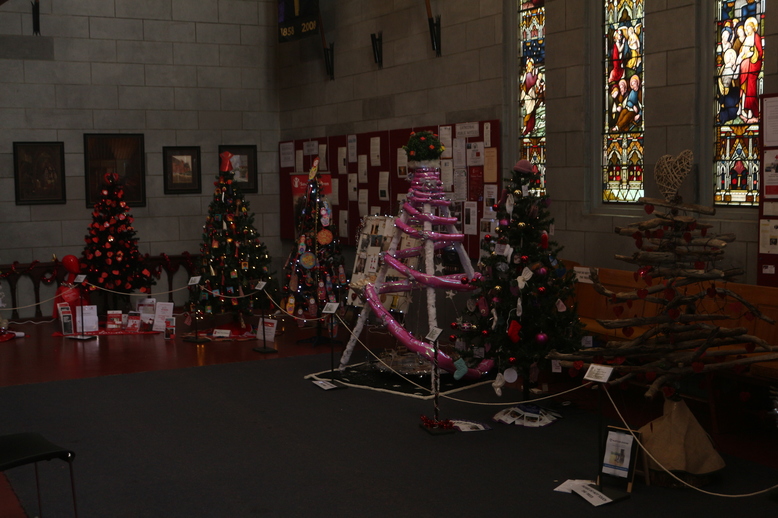 Christbaumaustellung in der Kirche